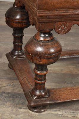Lot 1549 - A 17TH CENTURY DUTCH OAK DRAW LEAF DINING TABLE