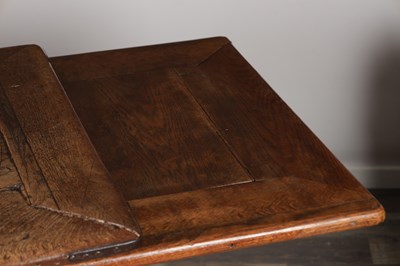 Lot 1549 - A 17TH CENTURY DUTCH OAK DRAW LEAF DINING TABLE