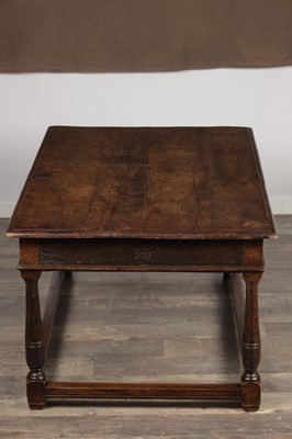 Lot 1554 - A 19TH CENTURY OAK COFFEE TABLE