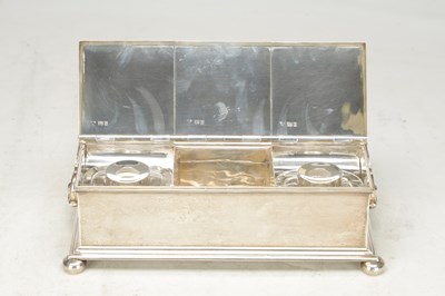 Lot 11 - A GOOD QUALITY EARLY 20TH CENTURY ENGLISH SILVER DESK STAND