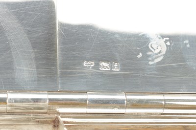 Lot 11 - A GOOD QUALITY EARLY 20TH CENTURY ENGLISH SILVER DESK STAND