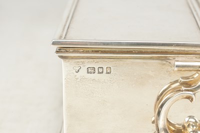 Lot 11 - A GOOD QUALITY EARLY 20TH CENTURY ENGLISH SILVER DESK STAND