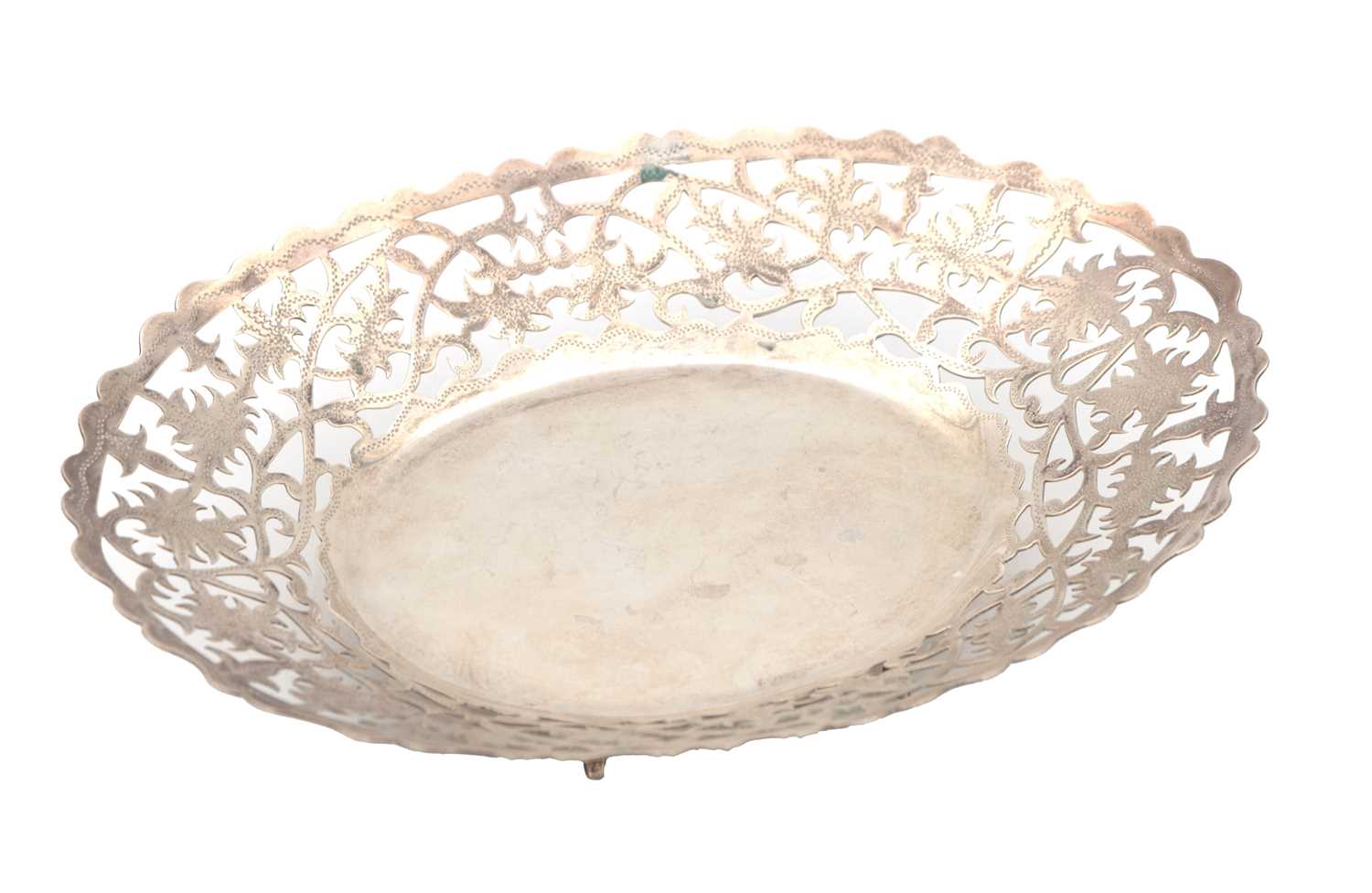 Lot 39 - A 20TH CENTURY EGYPTIAN SILVER DISH