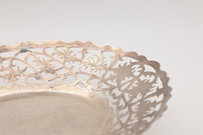Lot 39 - A 20TH CENTURY EGYPTIAN SILVER DISH