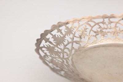 Lot 39 - A 20TH CENTURY EGYPTIAN SILVER DISH