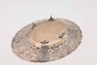 Lot 39 - A 20TH CENTURY EGYPTIAN SILVER DISH