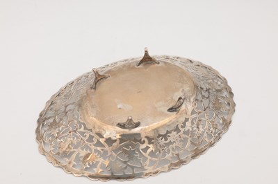 Lot 39 - A 20TH CENTURY EGYPTIAN SILVER DISH