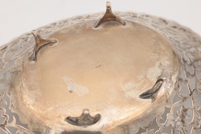 Lot 39 - A 20TH CENTURY EGYPTIAN SILVER DISH