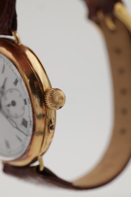 Lot 477 - AN EARLY 20TH CENTURY 18CT GOLD SINGLE BUTTON CHRONOGRAPH WRIST WATCH