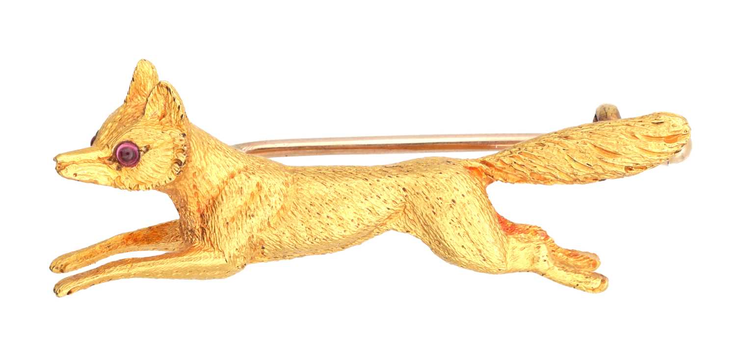 Lot 167 - AN 18CT GOLD FOX BROOCH WITH RUBY EYES