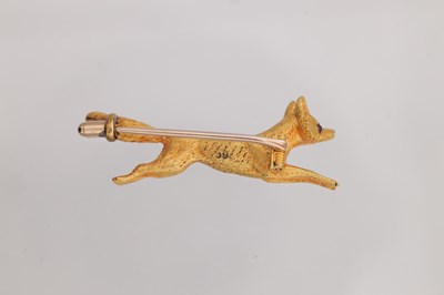 Lot 167 - AN 18CT GOLD FOX BROOCH WITH RUBY EYES