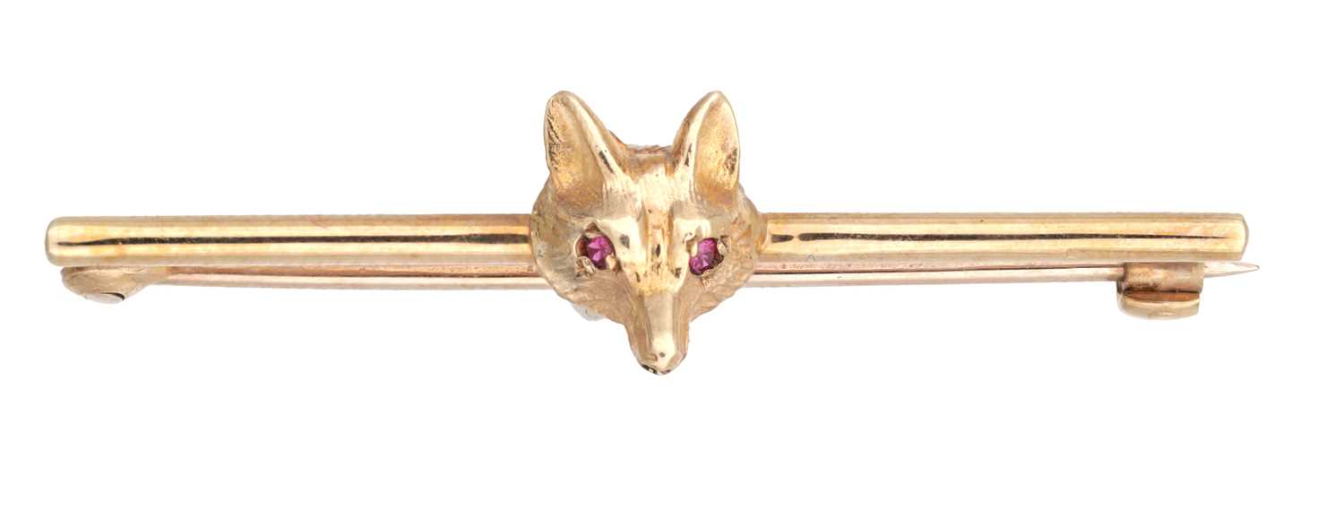Lot 278 - A 9CT GOLD FOX HEAD BAR BROOCH WITH RUBY EYES