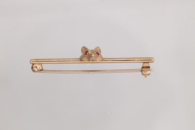 Lot 278 - A 9CT GOLD FOX HEAD BAR BROOCH WITH RUBY EYES