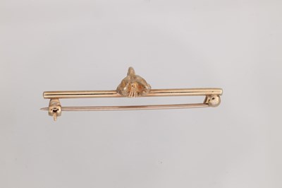 Lot 278 - A 9CT GOLD FOX HEAD BAR BROOCH WITH RUBY EYES