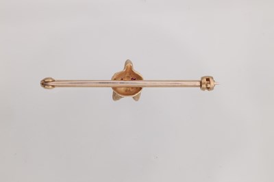 Lot 278 - A 9CT GOLD FOX HEAD BAR BROOCH WITH RUBY EYES