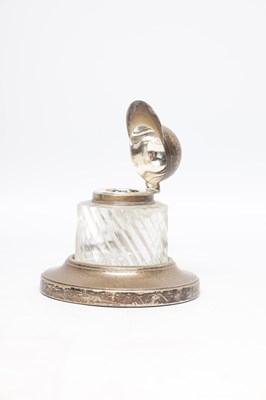 Lot 25 - AN EARLY 21ST CENTURY ENGLISH SILVER MOUNTED CUT GLASS INKWELL IN THE FORM OF A JOCKEY'S HAT ON BASE