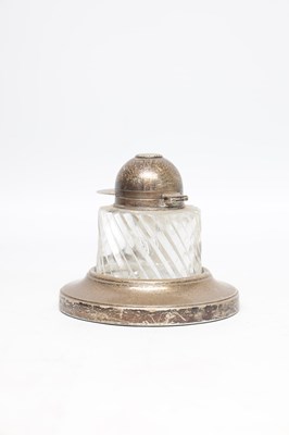 Lot 25 - AN EARLY 21ST CENTURY ENGLISH SILVER MOUNTED CUT GLASS INKWELL IN THE FORM OF A JOCKEY'S HAT ON BASE