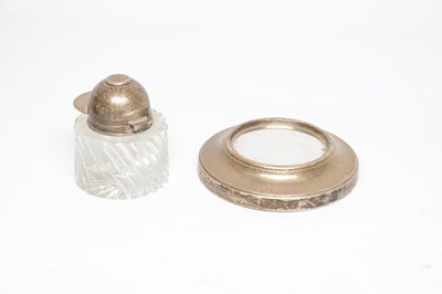 Lot 25 - AN EARLY 21ST CENTURY ENGLISH SILVER MOUNTED CUT GLASS INKWELL IN THE FORM OF A JOCKEY'S HAT ON BASE