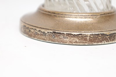 Lot 25 - AN EARLY 21ST CENTURY ENGLISH SILVER MOUNTED CUT GLASS INKWELL IN THE FORM OF A JOCKEY'S HAT ON BASE