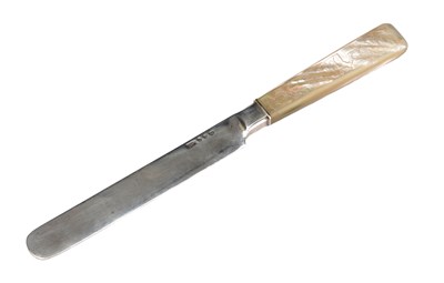 Lot 751 - A MID 19TH CENTURY CANTON SILVER AND MOTHER OF PEARL BUTTER KNIFE