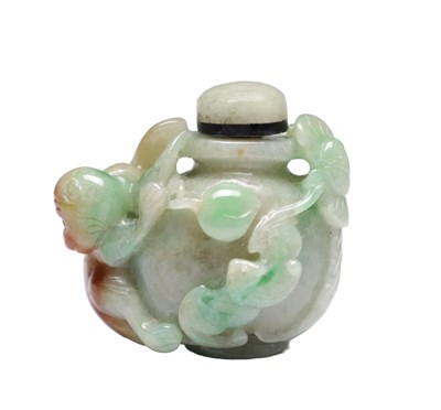 Lot 749 - A CHINESE CARVED RUSSET AND GREEN JADE SNUFF BOTTLE WITH MONKEY