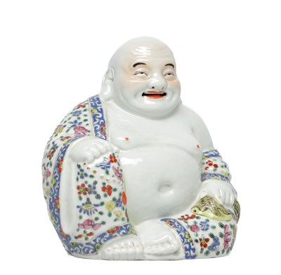 Lot 705 - A REPUBLIC PERIOD CHINESE FAMILLE ROSE PORCELAIN SEATED BUDDHA