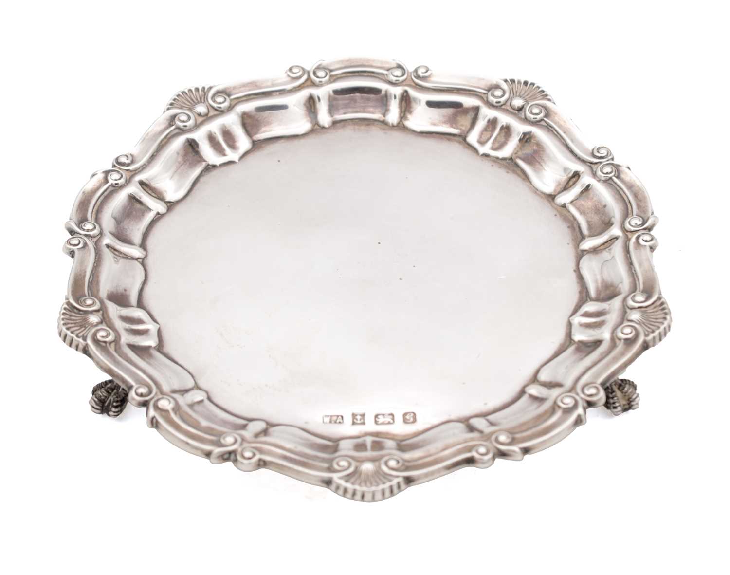 Lot 31 - A LATE 20TH CENTURY ENGLISH SILVER SALVER WITH SHELL AND SCROLL RIM