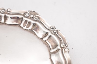 Lot 31 - A LATE 20TH CENTURY ENGLISH SILVER SALVER WITH SHELL AND SCROLL RIM