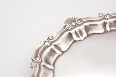 Lot 31 - A LATE 20TH CENTURY ENGLISH SILVER SALVER WITH SHELL AND SCROLL RIM