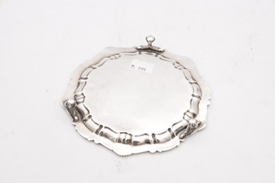 Lot 31 - A LATE 20TH CENTURY ENGLISH SILVER SALVER WITH SHELL AND SCROLL RIM