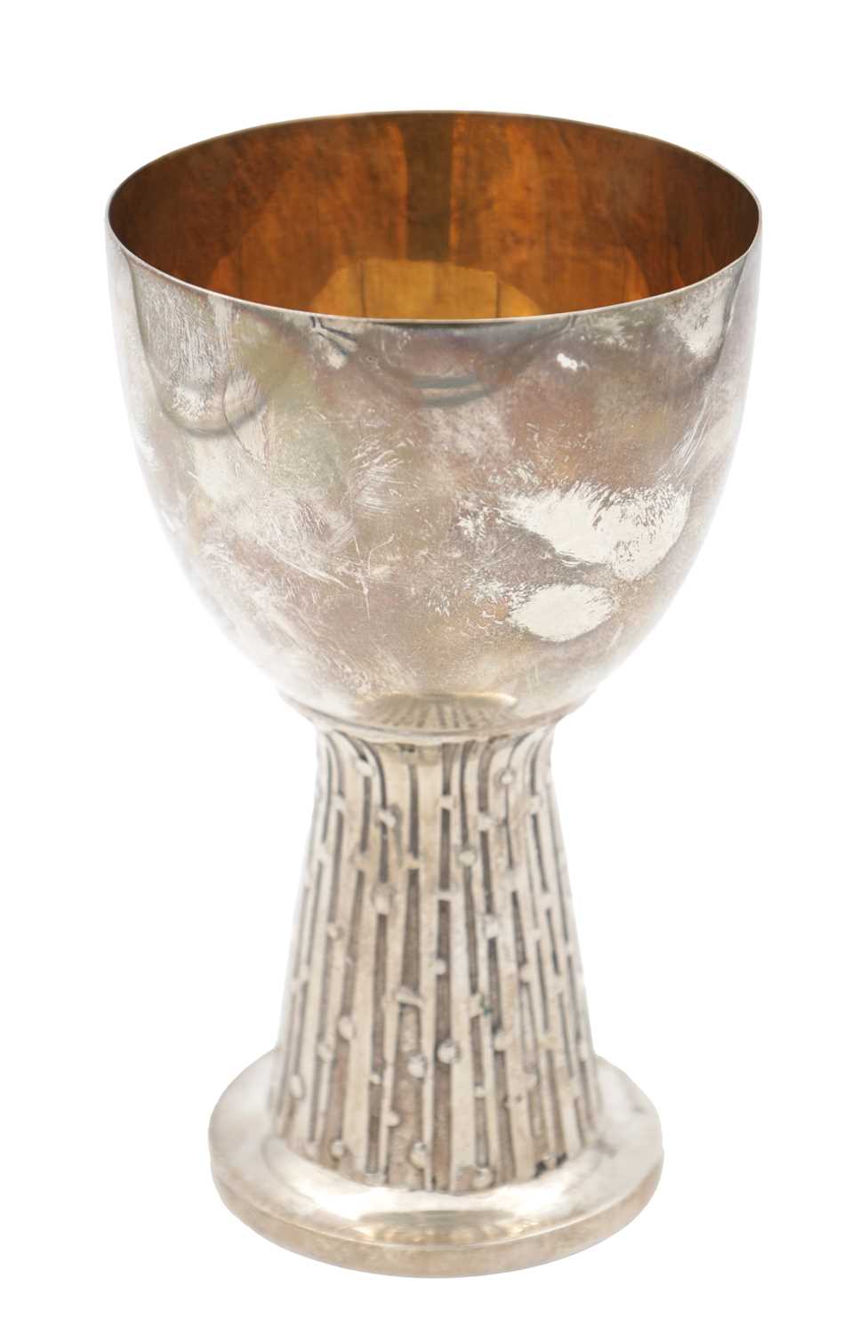 Lot 40 - A LATE 20TH CENTURY ENGLISH SILVER GILT GOBLET WITH TEXTURED TAPERING STEM