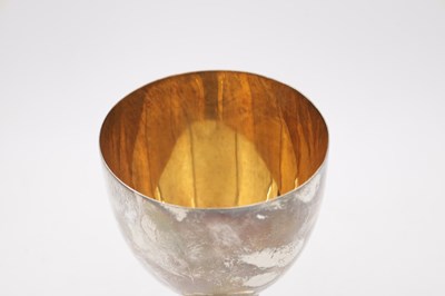 Lot 40 - A LATE 20TH CENTURY ENGLISH SILVER GILT GOBLET WITH TEXTURED TAPERING STEM