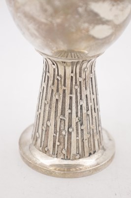 Lot 40 - A LATE 20TH CENTURY ENGLISH SILVER GILT GOBLET WITH TEXTURED TAPERING STEM