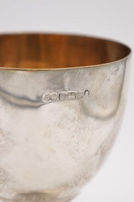 Lot 40 - A LATE 20TH CENTURY ENGLISH SILVER GILT GOBLET WITH TEXTURED TAPERING STEM