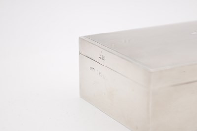 Lot 68 - A MID 20TH CENTURY ENGLISH SILVER CIGAR BOX