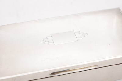 Lot 68 - A MID 20TH CENTURY ENGLISH SILVER CIGAR BOX