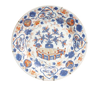Lot 738 - AN 18TH OR 19TH CENTURY LARGE CHINESE IMARI PORCELAIN CHARGER