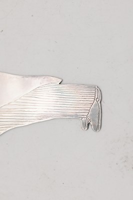 Lot 56 - A LATE 20TH CENTURY ENGLISH SILVER FIGURAL BOOKMARK IN ORIGINAL FITTED LEATHER CASE