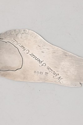 Lot 56 - A LATE 20TH CENTURY ENGLISH SILVER FIGURAL BOOKMARK IN ORIGINAL FITTED LEATHER CASE