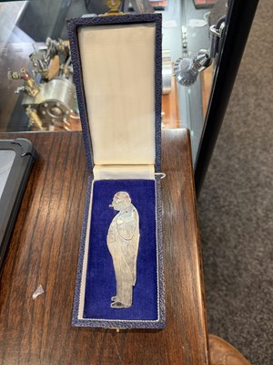 Lot 56 - A LATE 20TH CENTURY ENGLISH SILVER FIGURAL BOOKMARK IN ORIGINAL FITTED LEATHER CASE