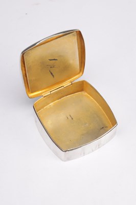 Lot 52 - A CONTINENTAL EARLY 20TH CENTURY EMBOSSED SILVER HINGED BOX