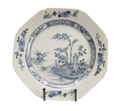 Lot 792 - A CHINESE BLUE AND WHITE PORCELAIN OCTAGONAL DISH