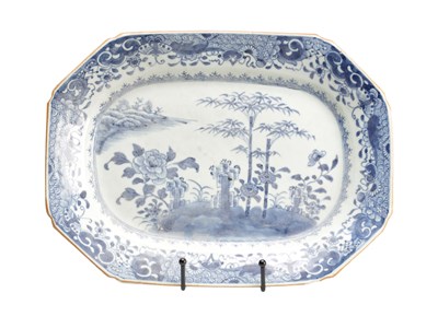 Lot 716 - A CHINESE BLUE AND WHITE PORCELAIN OCTAGONAL TRAY