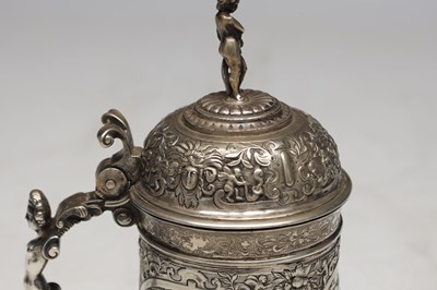 Lot 50 - A CONTINENTAL SILVER LIDDED TANKARD WITH FIGURAL FINIAL