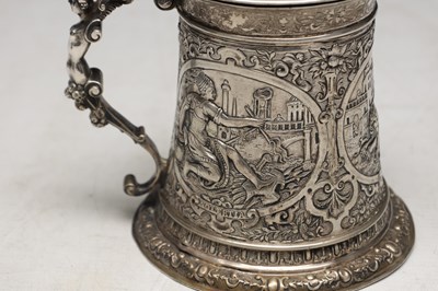 Lot 50 - A CONTINENTAL SILVER LIDDED TANKARD WITH FIGURAL FINIAL
