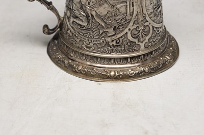 Lot 50 - A CONTINENTAL SILVER LIDDED TANKARD WITH FIGURAL FINIAL