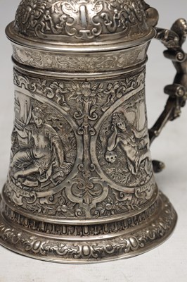 Lot 50 - A CONTINENTAL SILVER LIDDED TANKARD WITH FIGURAL FINIAL