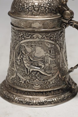 Lot 50 - A CONTINENTAL SILVER LIDDED TANKARD WITH FIGURAL FINIAL