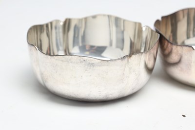 Lot A SET OF EIGHT MAPPIN AND WEBB SILVER PLATED FINGER BOWLS