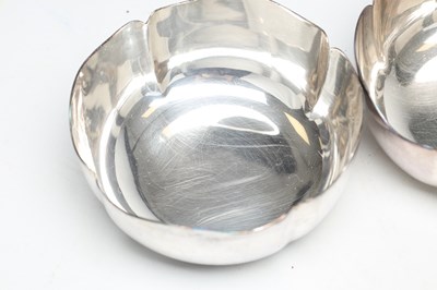 Lot A SET OF EIGHT MAPPIN AND WEBB SILVER PLATED FINGER BOWLS